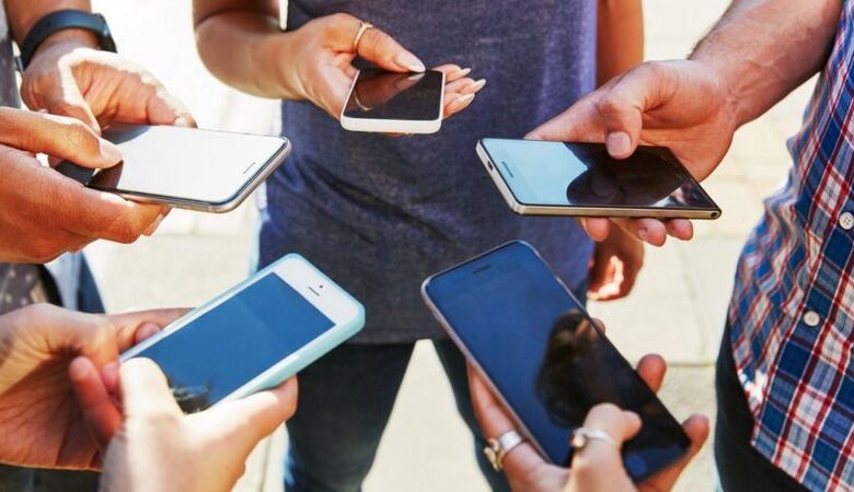 إستخدام الهواتف أثناء العمل يقلل من التوتر 1 122913874 gettyimages 596631439