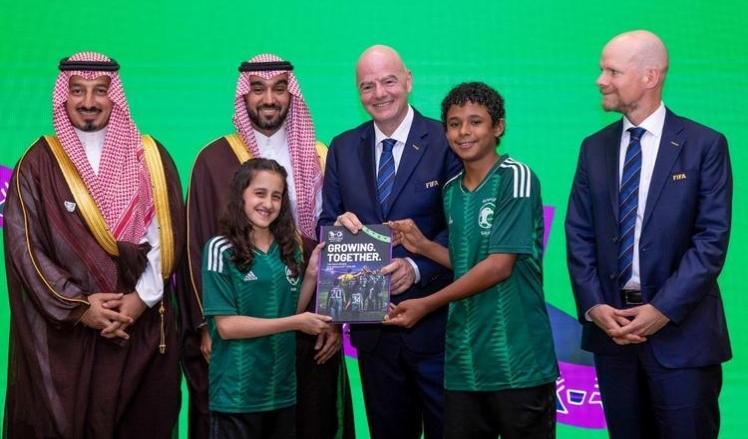 السعودية تسلم ملف الترشح لاستضافة كأس العالم2034 1 IMG 20240729 193513