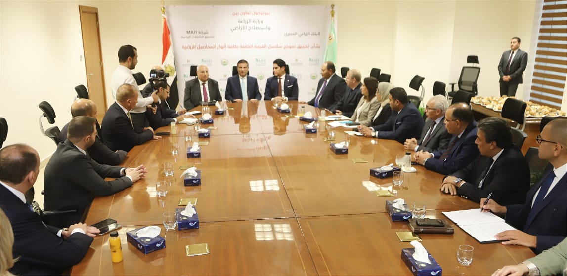 البنك الزراعي المصري يوقع بروتوكول تعاون مع وزارة الزراعة وشركة MAFI لتمويل الزراعات التعاقدية 2 خلال اجتماع البنك الزراعي وشركة MAFI