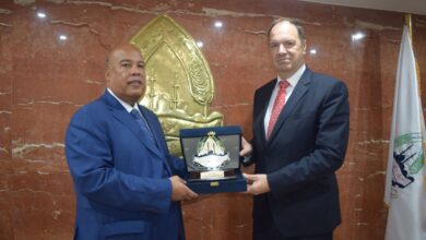 أيمن العشري يكرم السفير البلجيكي