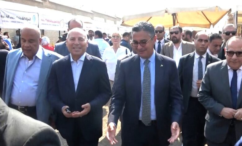 رئيس غرفة القاهرة يشارك في افتتاح سوق اليوم الواحد بمنطقة الجمالية 1 IMG 20250727 WA0038